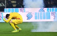 FOTO: Kiper Timnas Indonesia Emil Audero Jadi Korban Insiden Flare di Laga Cremonese Kontra Inter Milan