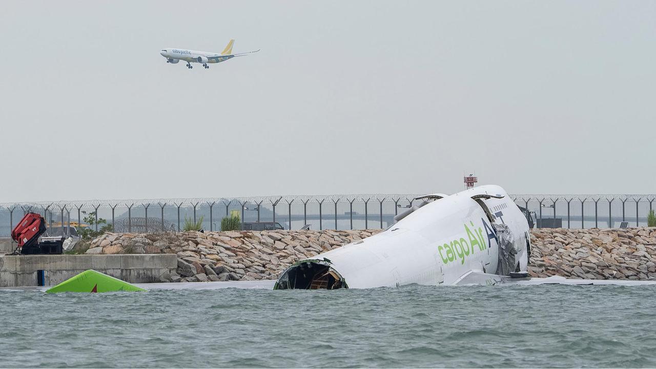 FOTO: Pesawat Kargo Tergelincir ke Laut di Bandara Hong Kong, Dua Tewas