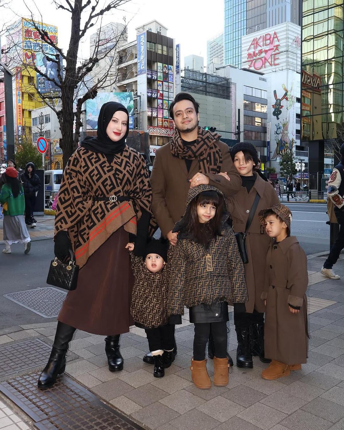 Gaya OOTD Tasyi Athasyia di Tokyo Kembaran dengan Suami dan Anaknya