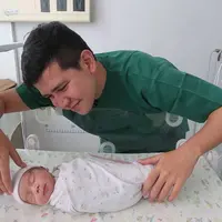 Haykal Kamil bersama buah hatinya. (Instagram @haykalkamil)