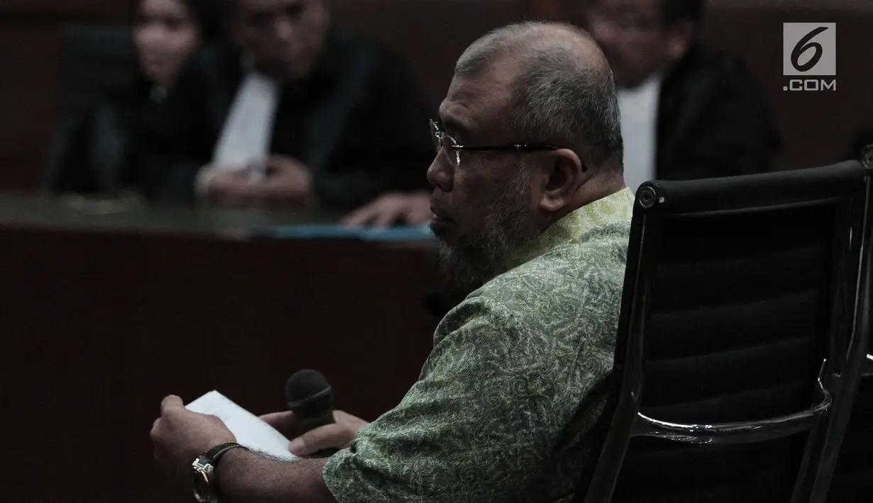 Ekspresi Mantan hakim Mahkamah Konstitusi (MK) Patrialis Akbar saat menjalani sidang perdana di Tipikor, Jakarta, Selasa (13/6). Patrialis didakwa menerima suap sebesar 20 ribu dolar Amerika dan 200 ribu dolar Singapura. (Liputan6.com/Helmi Afandi)