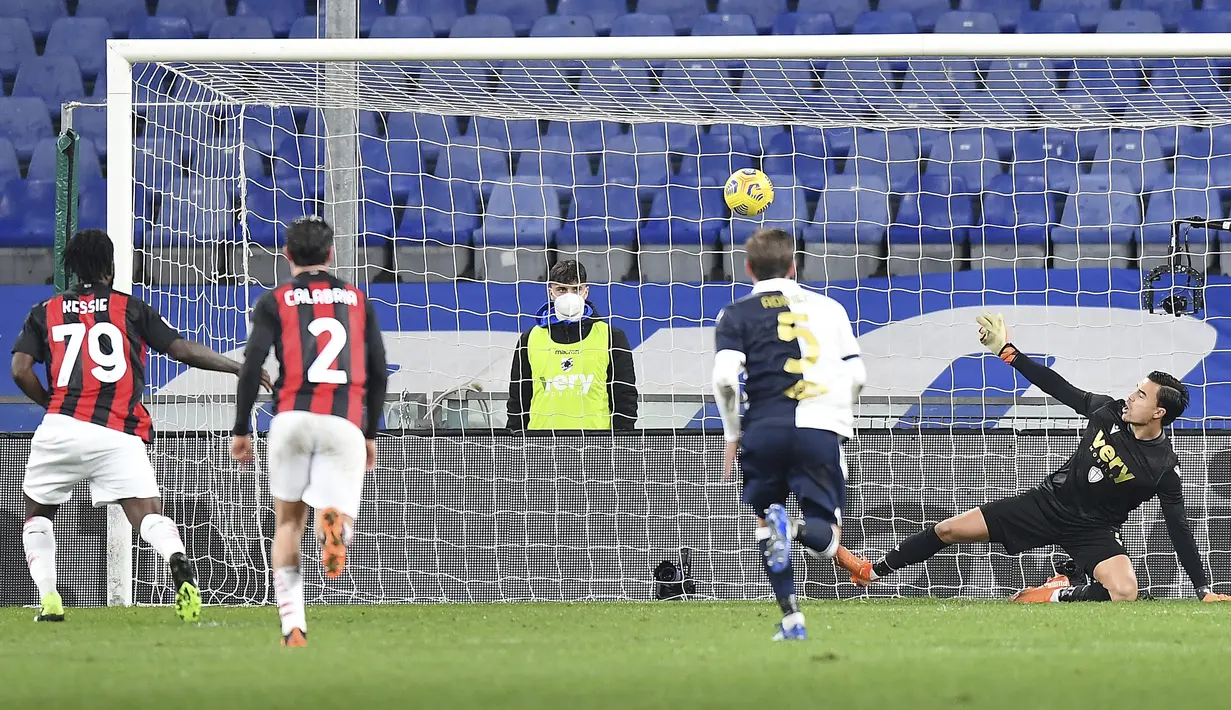 Gelandang AC Milan, Franck Kessie (kiri) saat melakukan tendangan penalti ke gawang Sampdoria pada pertandingan lanjutan Liga Serie A Italia di Stadion Genoa Luigi Ferraris, Italia, Senin (7/12/2020). AC Milan menang tipis atas Sampdoria 2-1. (Tano Pecoraro/LaPresse via AP)