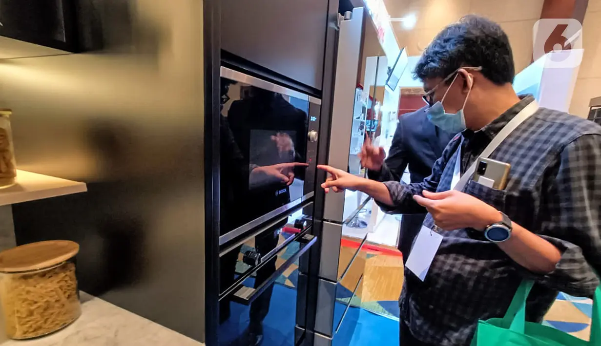 <p>Pengunjung mencoba Bosch Black Collection pada pameran industri kontruksi, BCI Equinox 2022 di The Hall Senayan City Jakarta, Kamis (19/05/2022). Bosch Black Collection hadir untuk kaum urban yang tidak hanya mementingkan kenyamanan, tetapi juga kualitas terbaik dengan harga yang terjangkau untuk menunjang kegiatan di dapur sehari-hari. (Liputan6.com/Fery Pradolo)</p>