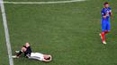 Pemain Jerman, Jonas Hector (kiri) tertidur lemas saat pemain Prancis, Andre-Pierre Gignac merayakan kemenangan pada semifinal piala Eropa 2016 di Stade Velodrome, Marseille,(07/7/2016). (EPA/Mohamed Messara) 