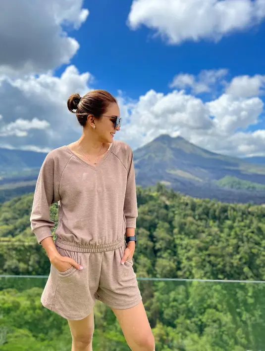 Tak ketinggalan kacamata selalu dikenakan penyanyi juga pemeran saat liburan bertema alam. Baju comfy berwarna cokelat kali ini jadi pilihan Donna Agnesia mengiringi hari-harinya. (Liputan6.com/IG/@dagnesia).