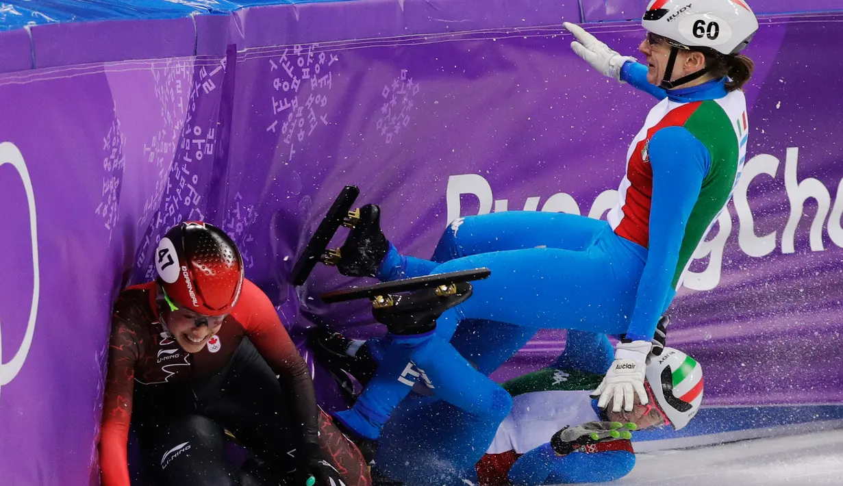 Tim dari Italia dan Kanada mengalami tabarakan saat mengikuti balapan skating trek 3000 meter di Olimpiade Musim Dingin 2018 di Gangneung, Korea Selatan (20/2). (AP Photo / Morry Gash)