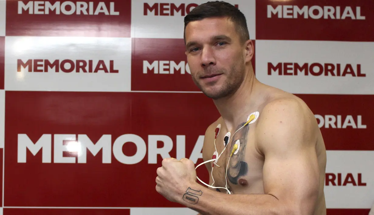 Penyerang Lukas Podolski tersenyum saat melakukan tes medis dengan klub barunya, Antalyaspor di Antalya, Turki (27/1/2020). (AP Photo)