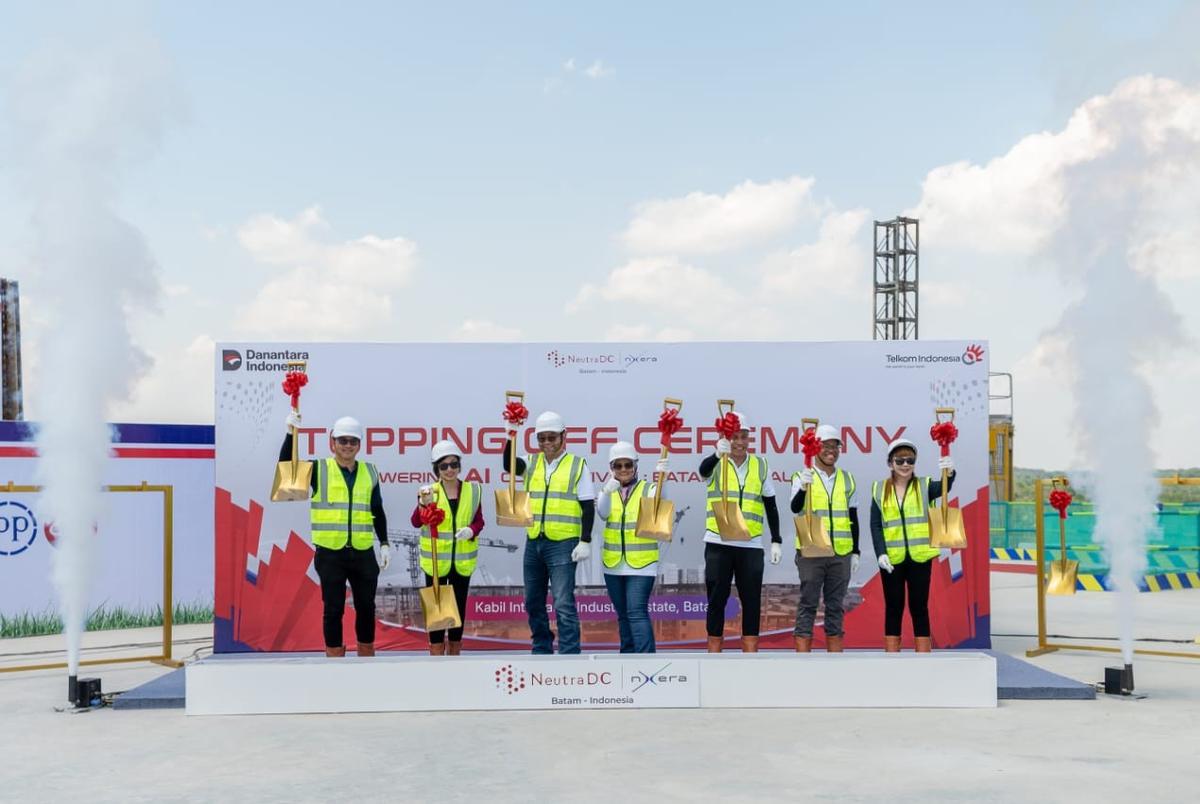 Simbolisasi Topping Off di atap gedung campus data center (BTM-1) NeutraDC Nxera Batam, pada Kamis, (30/10).