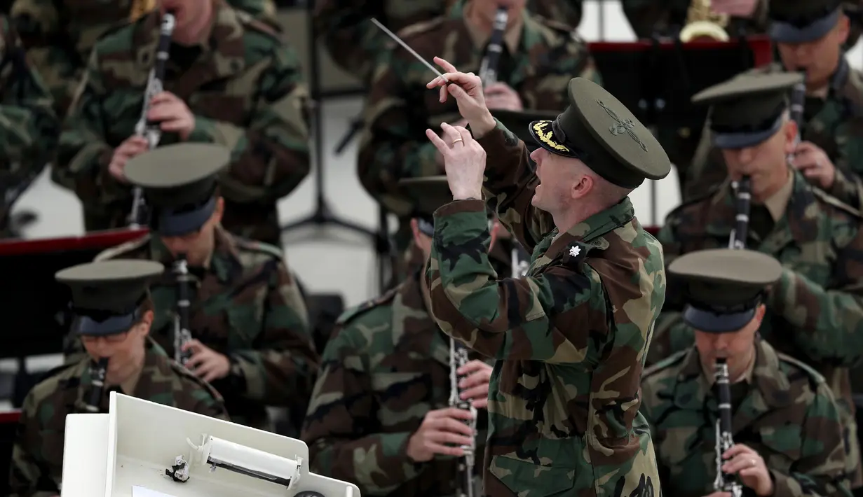 Dirigen memandu anggota President's Own Marine Band memainkan musik saat gladi resik jelang pelantikan Donald Trump di U.S. Capitol, Washington, DC, AS (19/1). Sekitar 900.000 orang akan berkumpul ditempat tersebut. (AFP Photo/Timothy A. Clary)