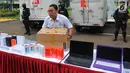 Petugas membawa barang bukti produk elektronik ilegal saat konferensi pers di Kantor Pusat Bea Cukai, Jakarta, Selasa (30/4/2019). Selama April 2019, Dirjen Bea dan Cukai Kemkeu menyita produk elektronik ilegal dengan total nilai barang mencapai Rp 61,86 miliar. (Liputan6.com/Angga Yuniar)