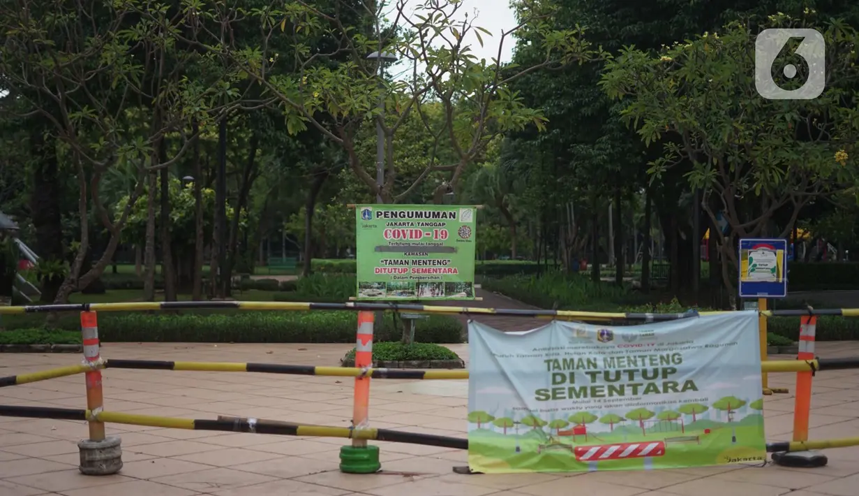 Spanduk pemberitahuan penutupan dipasang di area Taman Menteng, Jakarta, Selasa (3/11/2020). Masih tingginya kasus covid-19 menyebabkan sejumlah fasilitas umum dan fasilitas sosial di Ibu Kota belum beroperasi normal sejak ditutup selama beberapa bulan lalu. (Liputan6.com/Immanuel Antonius)