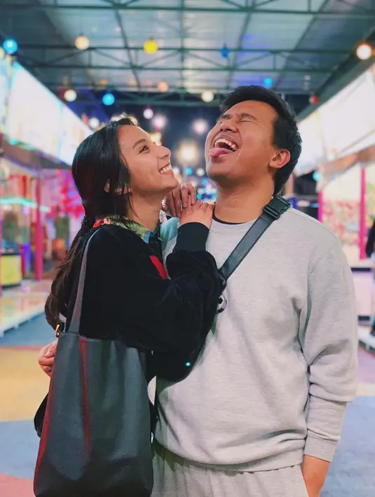 Clairine Clay kerap berdiskusi soal akting dengan Joshua Suherman yang dianggap lebih punya banyak pengalaman akting. Selain itu, menurut Clairine Joshua bukan orang yang suka mengkritik aktingnya dan jadi sosok yang selalu mendukung kariernya dalam dunia seni peran.(Liputan6.com/IG/@jojosuherman)