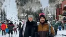 Liburan di Colorado, Anya Geraldine tampil stylish saat main ski dengan padu padan coat winter dan celana bermotif nuansa hitam putih.  [Instagram].