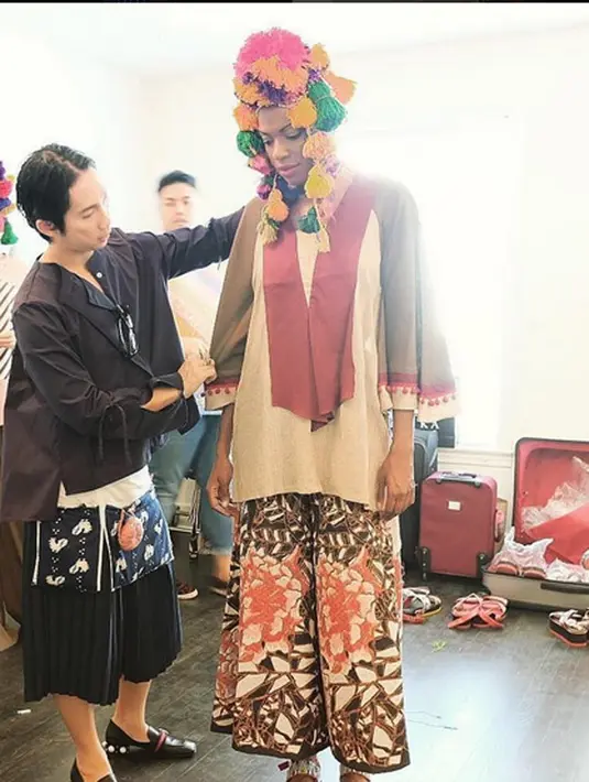 Kombinasi corak Toraja dan motif berwarna terang menjadi khas JAJAKA di LAFW SS17 ini. Namun, untuk pria nampaknya Igun lebih memilih motif yang sederhana dan abstrak. (Instagram/Ivan_gunawan)