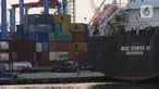 Kapal bongkar muat peti kemas di dermaga Pelabuhan Tanjung Priok, Jakarta, Selasa (6/5/2023). (merdeka.com/Imam Buhori)