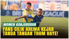 Pemain Persib Bandung, Thom Haye, menjadi buruan fans cilik Arema FC yang meminta tanda tangan selepas laga BRI Super League 2025/2026, di Stadion Kanjuruhan, Malang, Senin (22/9/2025).