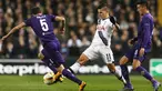 Gelandang Tottenham Hotspur, Erik Lamela (tengah) berusaha melewati dua pemain Fiorentina pada leg kedua babak 32 besar Liga Europa di White Hart Lane, London, Inggris (26/2). Tottenham menang atas Fiorentina dengan skor 3-0. (Reuters/Matius Childs)