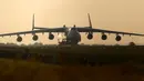 Pesawat buatan Rusia, Antonov An-225 Mriya melakukan penerbangan komersial pertamanya dari Vaclav Havel Airport, Praha ke Perth, di Republik Ceko, Kamis (12/5). Pesawat berjenis kargo itu merupakan pesawat angkut terbesar di dunia. (REUTERS/David W Cerny)