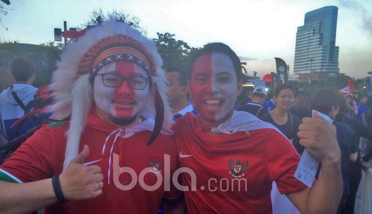 Fans Indonesia tidak mau ketinggalan berdandan mencolok saat mendukung Timnas Indonesia berlaga melawan Thailand pada laga final leg kedua Piala AFF 2016 di Stadion Rajamangala, Thailand. (Bola.com/Ario Yosia)