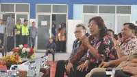 Nelayan Cilacap mengungkapkan pada Menteri Kelautan dan Perikanan Susi Pudjiastuti soal aturan menangkap hiu mulai makan korban nelayan. (Liputan6.com/Muhamad Ridlo)