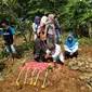 Suasana haru di makam Almarhumah Adila bocah asal Cirebon yang meninggal karena dipatok ular berbisa. Foto (Liputan6.com / Panji Prayitno)