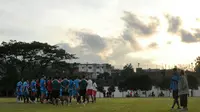 Arema FC berlatih di lapangan Universitas Muhammadiyah Malang (UMM). (Bola.com/Iwan Setiawan)