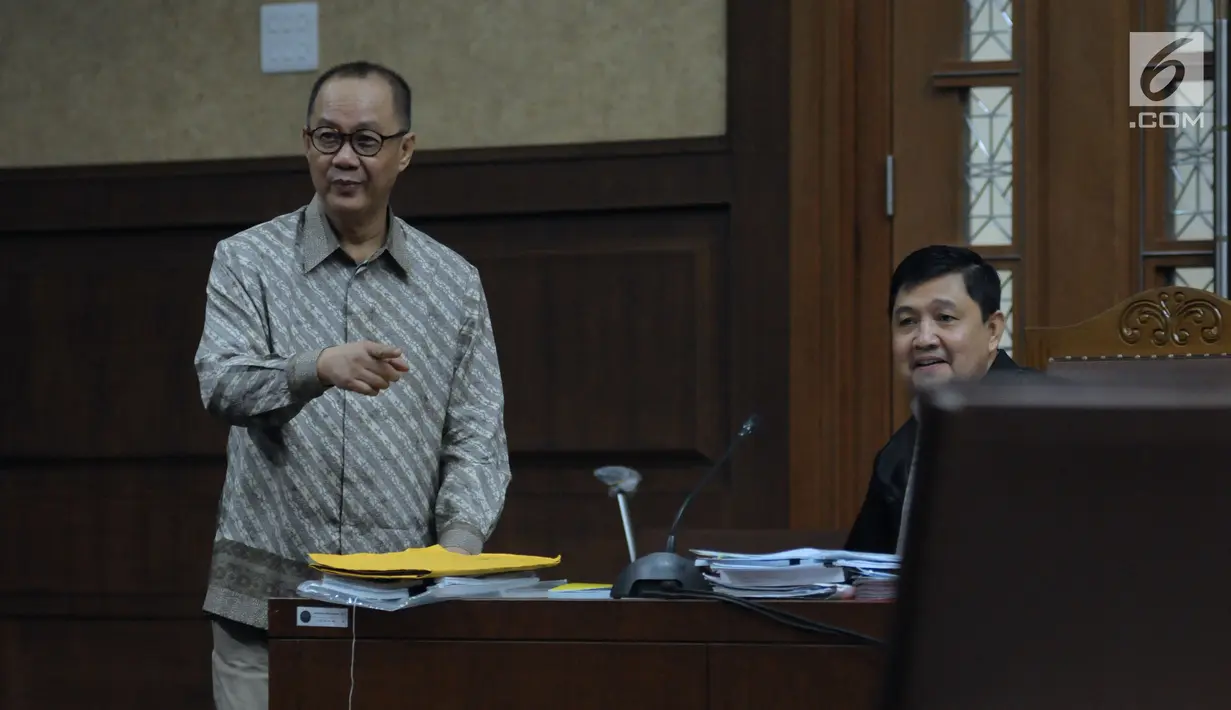 Terdakwa penerbitan SKL terhadap obligor BLBI, Syafruddin Arsyad Temenggung bersiap menjalani sidang lanjutan di Pengadilan Tipikor, Jakarta, Kamis (21/6). Sidang mendengar keterangan saksi. (Liputan6.com/Helmi Fithriansyah)