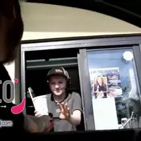 Pria ini mencoba iseng kepada cewe penjual makanan dan minuman ini. Lihat apa yang terjadi!