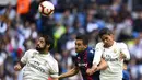Gelandang Real Madrid, Isco, duel udara dengan bek Levante, Sergio Postigo, pada laga La Liga Spanyol di Stadion Santiago Bernabeu, Madrid, Sabtu (20/10). Madrid kalah 1-2 dari Levante. (AFP/Gabriel Bouys)
