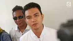 Aktris Aldi Taher memberi keterangan usai menjalani sidang perdana perceraian dengan Georgia Aisyah di Pengadilan Agama Jakarta Pusat, Senin (20/11). Keduanya datang memenuhi panggilan pengadilan. (Liputan6.com/Herman Zakharia)