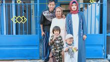 Bek Semen Padang, Syaiful Indra Cahya, bersama nenek, kakak, dan keponakan di momen Idulfitri 1440 H. (Bola.com/Iwan Setiawan)