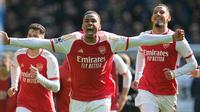 Pemain Arsenal, Gabriel Magalhaes melakukan selebrasi bersama rekan setimnya pada akhir pertandingan sepak bola Liga Premier Inggris melawan Tottenham Hotspur di Stadion Tottenham Hotspur, London, Inggris, Minggu, 28 April 2024. (AP Photo/Kin Cheung)