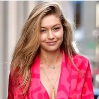 Gigi Hadid dikabarkan berkencan dengan Tyler Cameron. (Foto: Cosmopolitan.com)