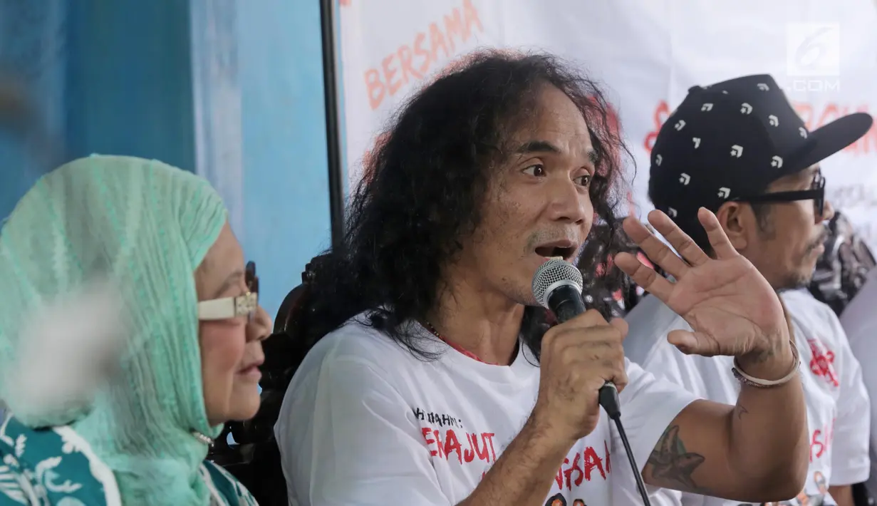 Vokalis band Slank, Kaka memberi keterangan saat jumpa pers di Markas Slank, Jakarta, Selasa (05/09). Tak hanya konser, Slank juga akan mengajak para santri dan kyai di pesantren tersebut untuk berdialog tentang kebangsaan. (Liputan6.com/Herman Zakharia)
