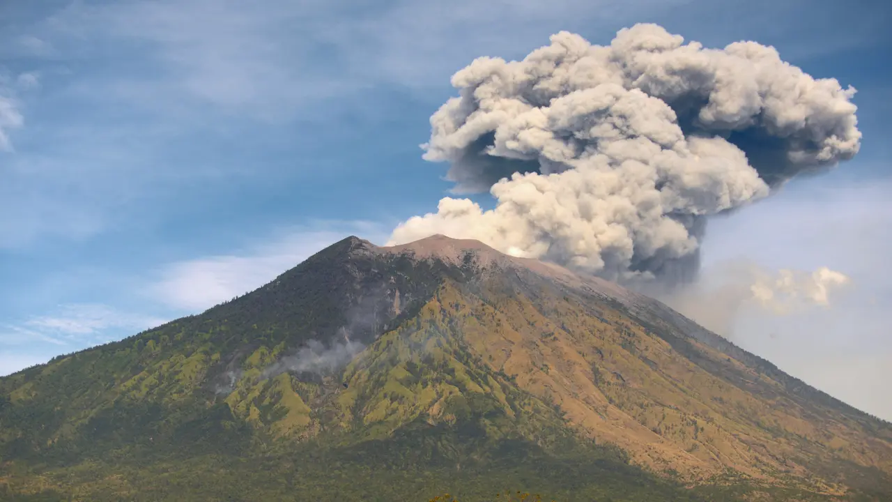 Gunung Agung Meletus