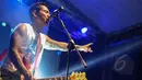 Aksi Booby Kool Superman Is Dead (gitar dan vokal) saat "manggung" di hari terakhir Indonesia Greaser Party 2015 di Plaza Barat Senayan, Jakarta, Minggu (12/4/2015). (Liputan6.com/Faizal Fanani)