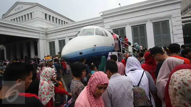 20160814-Pesawat N250 dan Panser Anoa Karya Anak Bangsa Sedot Perhatian Pengunjung di Habibie Festival