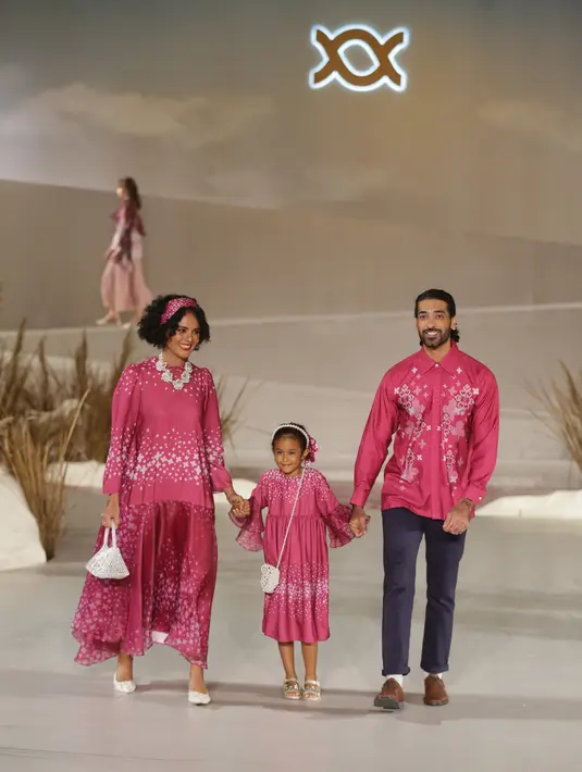 Melihat koleksi busana Lebaran dari Klamby yang menggunakan tenun Sumatera