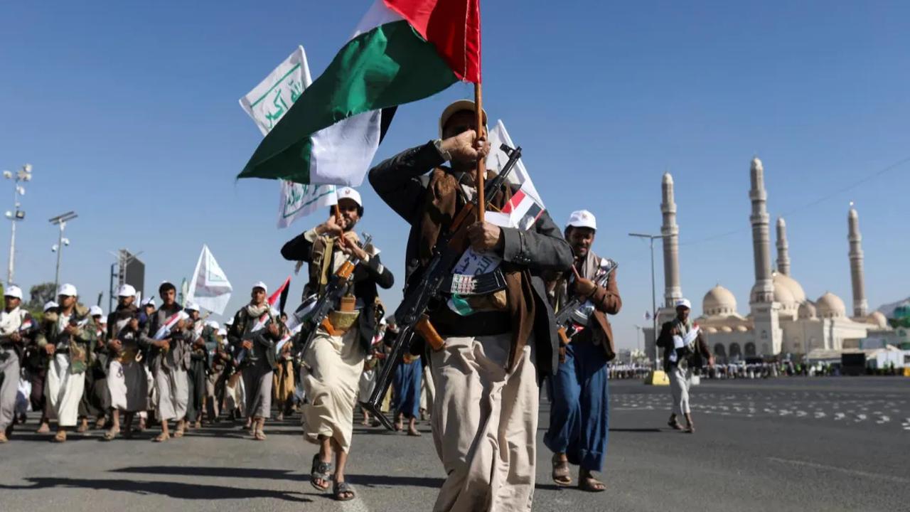 Pejuang yang baru direkrut menjadi pasukan Houthi mengikuti parade militer di Sanaa, Yaman (2/12/2023).<br><br>Parade ini menjadi bagian kegiatan mereka jelang, dikirim ke Gaza untuk berperang melawan militer zionis Israel.<br>