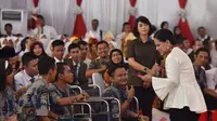 Iriana Jokowi saat memberikan pertanyaan ke pelajar disabilitas di Griya Agung Palembang (Dok. Humas Pemprov Sumsel / Nefri Inge)