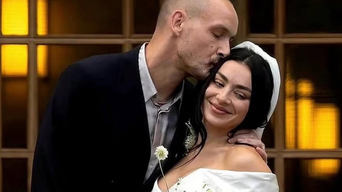 Top 3 Berita Hari Ini: Busana Pengantin Nyentrik Charli XCX Saat Dinikahi George Daniel The 1975