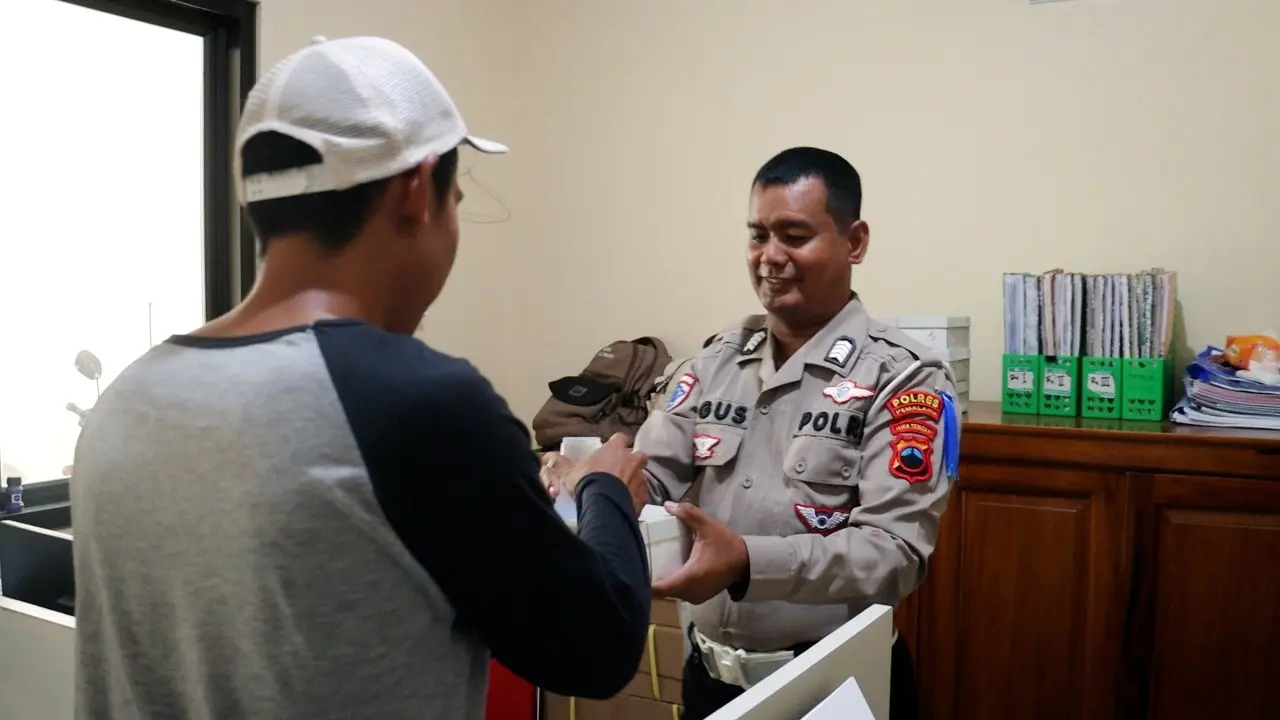 Pelanggar yang terekam ETLE mendapatkan makan siang gratis usai konfirmasi tepat waktu di Satlantas Polres Pemalang. (Foto: Liputan6.com/Polres Pemalang)