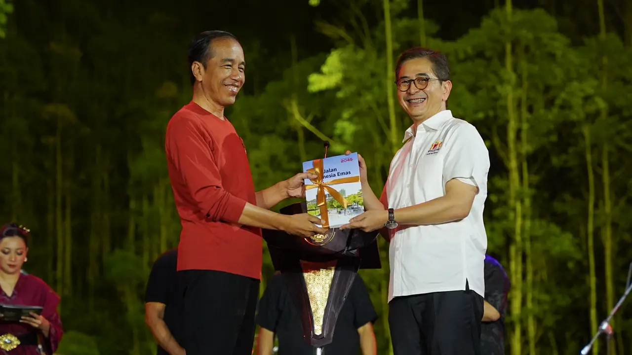 Ketua Umum Kadin Indonesia, Arsjad Rasjid secara langsung menyerahkan Peta Jalan (Roadmap) Indonesia Emas 2045 kepada Presiden Joko Widodo di Ibu Kota Negara (IKN) Nusantara. (Dok Kadin)