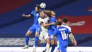 Striker Inggris, Harry Kane, duel udara dengan pemain Islandia pada laga UEFA Nations League di Stadion Wembley, Kamis (19/11/2020). Inggris menang dengan skor 4-0. (Neil Hall/Pool via AP)