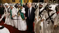 Presiden AS Donald Trump saat menari tarian pedang di Arab Saudi, 20 Mei 2017 (Evan Vucci/AP)