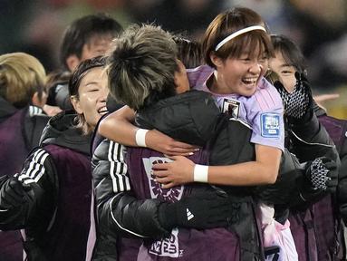 Pemain Jepang, Hinata Miyazawa melakukan selebrasi bersama para tim pelatih setelah Norwegia mencetak gol bunuh diri melalui Ingrid Syrstad Engen pada laga 16 besar Piala Dunia Wanita 2023 di Wellington Regional Stadium, Wellington, Selandia Baru, Sabtu (05/08/2023). (AP Photo/Alessandra Tarantino)