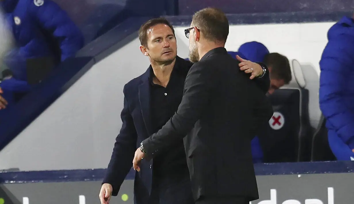 Pelatih Chelsea, Frank Lampard, berbincang dengan pelatih West Bromwich Albion, Slaven Bilic, pada laga Liga Inggris di Stadion Hawthorns, Minggu (27/9/2020). Kedua tim bermain imbang 3-3. (Catherine Ivill/Pool via AP)