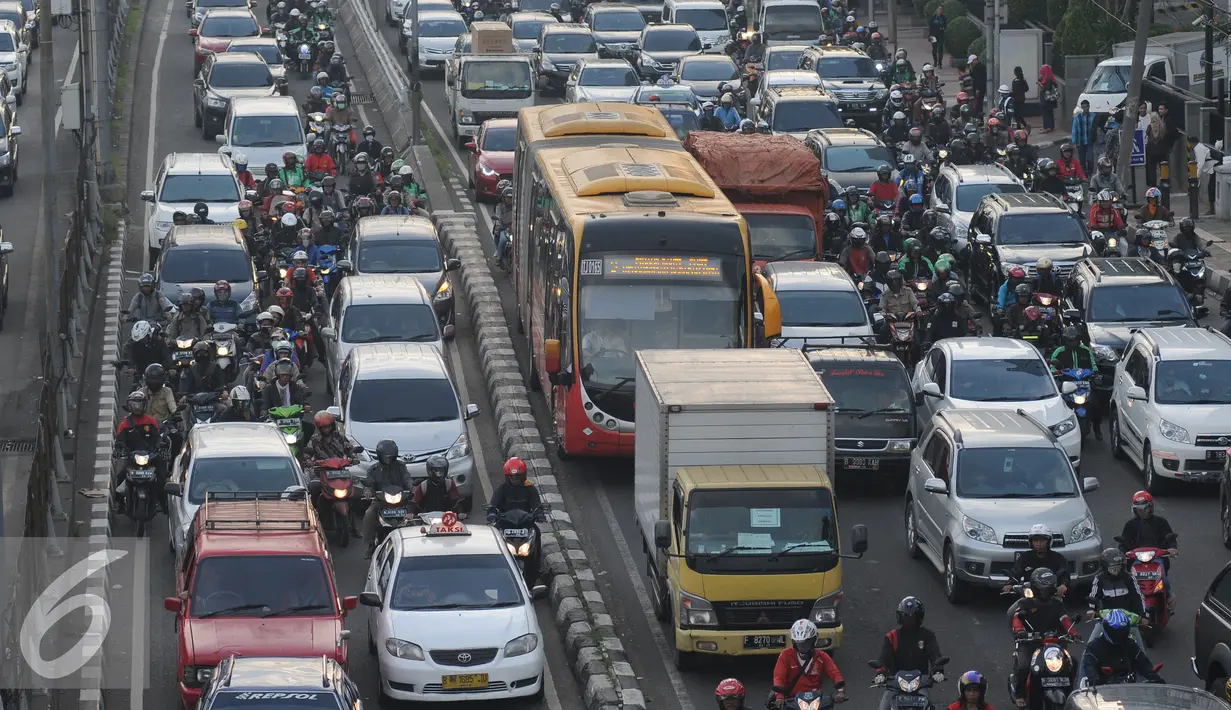 Kondisi kepadatan lalu lintas di Jalan Gatot Subroto, Jakarta, Jumat (1/7/2016). Seiring berakhirnya jam kerja, sejumlah pemudik terlihat mulai meninggalkan kota Jakarta menuju kampung halaman. (Liputan6.com/Helmi Fithriansyah)