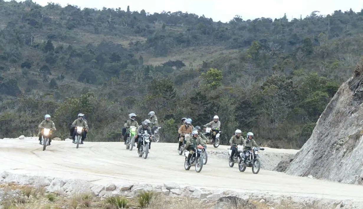 Presiden Joko Widodo atau Jokowi bersama rombongan meninjau langsung ruas Wamena-Mamugu 1 di Wamena, Kabupaten Jayawijaya, Papua, Rabu (10/5). Jokowi mengendarai motor trail saat menyusuri jalan sepanjang 7 km yang tengah dibangun itu (Dok. Biro Pers)