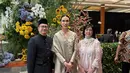 Menpar Widi Wardhana tampil anggun dengan serba gold. Ia padukan kebaya bordir dengan kain songket keemasan dan tas mini Lady Dior berwarna senada [@widi.wardhana]